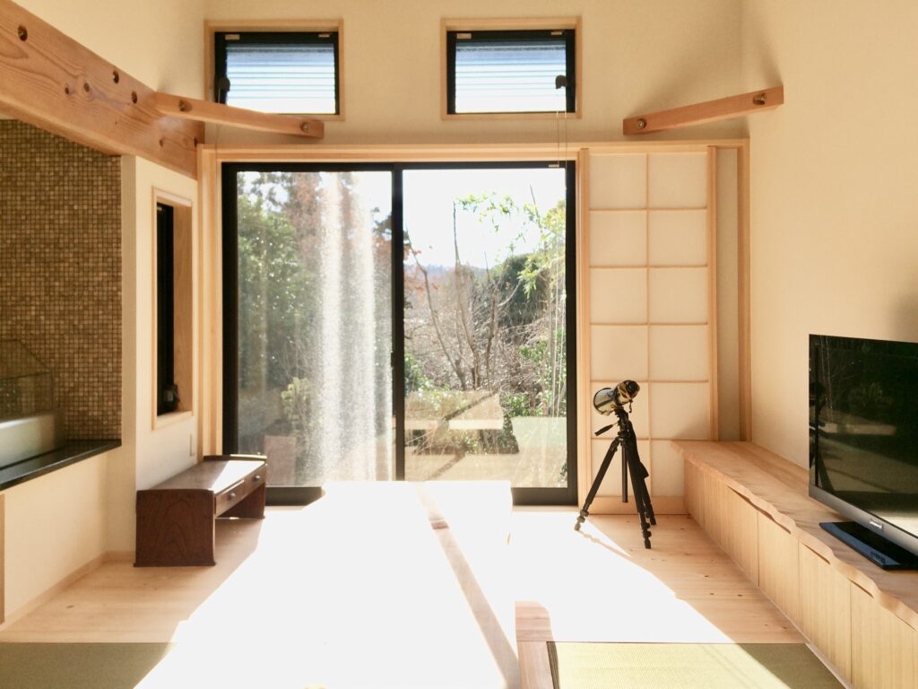 東京都世田谷区三軒茶屋・下北沢の住空間ギャラリー探彩工房　自然素材の家を２５年以上手掛けてきた探彩工房建築設計事務所が提案する、麻のオーダーカーテンと山野草・苔アートのギャラリーです。一級建築士が光と自然を感じる居心地の良い住空間をデザインし、日々の暮らしに安らぎと癒しをお届けします。