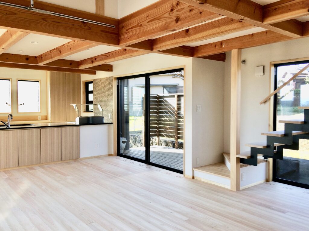 東京都世田谷区三軒茶屋・下北沢の住空間ギャラリー探彩工房　自然素材の家を２５年以上手掛けてきた探彩工房建築設計事務所が提案する、麻のオーダーカーテンと山野草・苔アートのギャラリーです。一級建築士が光と自然を感じる居心地の良い住空間をデザインし、日々の暮らしに安らぎと癒しをお届けします。