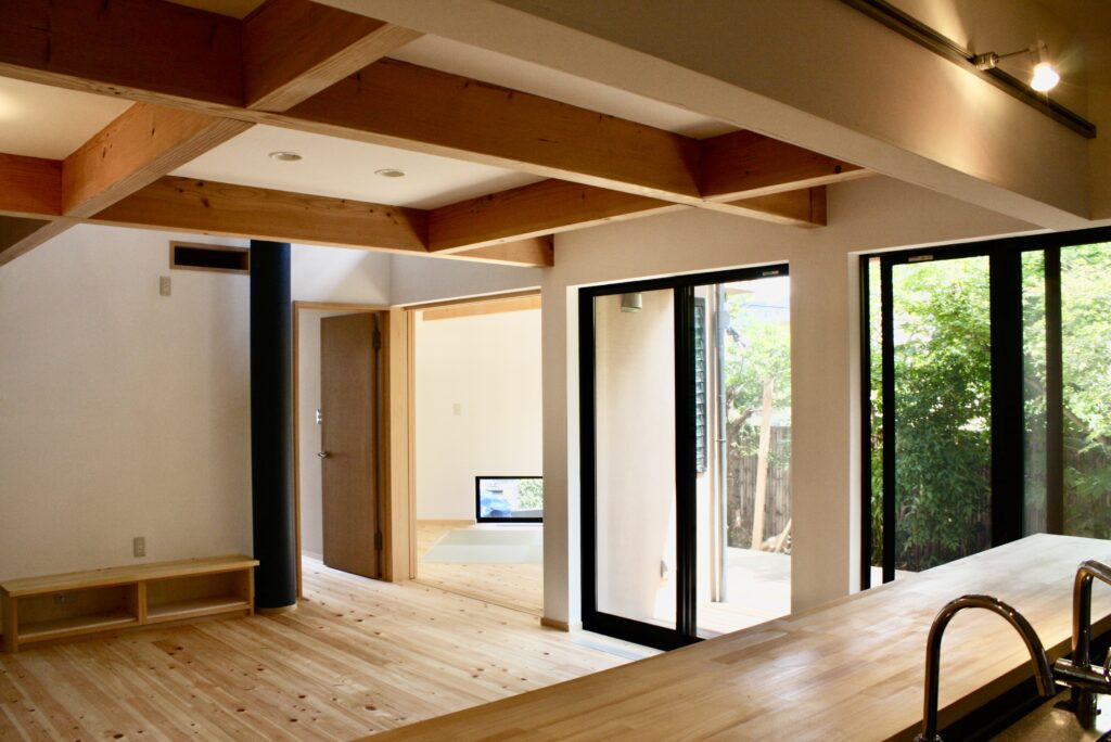 東京都世田谷区三軒茶屋・下北沢の住空間ギャラリー探彩工房　自然素材の家を２５年以上手掛けてきた探彩工房建築設計事務所が提案する、麻のオーダーカーテンと山野草・苔アートのギャラリーです。一級建築士が光と自然を感じる居心地の良い住空間をデザインし、日々の暮らしに安らぎと癒しをお届けします。