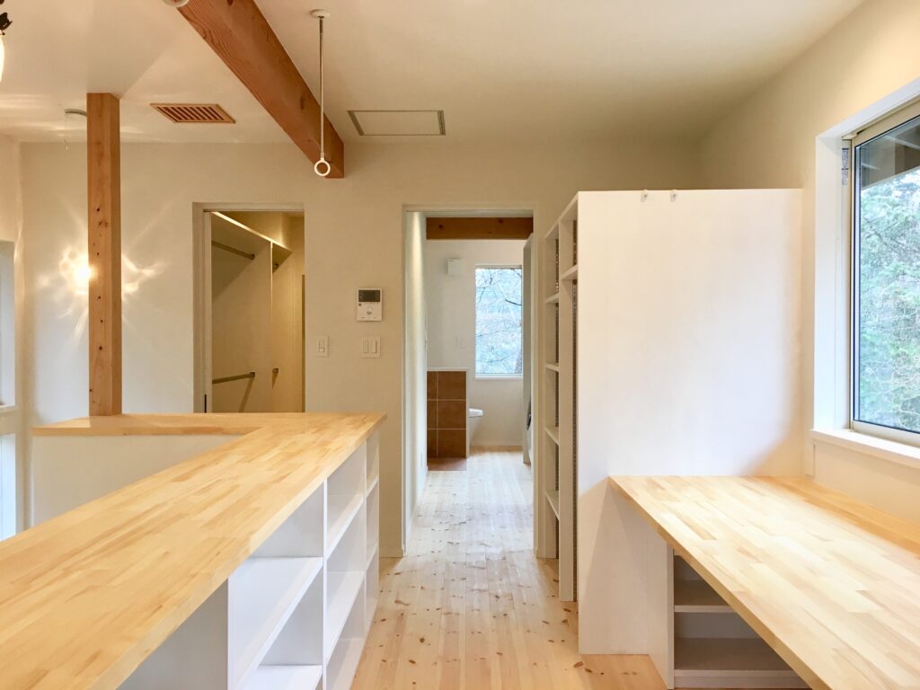 東京都世田谷区三軒茶屋・下北沢の住空間ギャラリー探彩工房　自然素材の家を２５年以上手掛けてきた探彩工房建築設計事務所が提案する、麻のオーダーカーテンと山野草・苔アートのギャラリーです。一級建築士が光と自然を感じる居心地の良い住空間をデザインし、日々の暮らしに安らぎと癒しをお届けします。