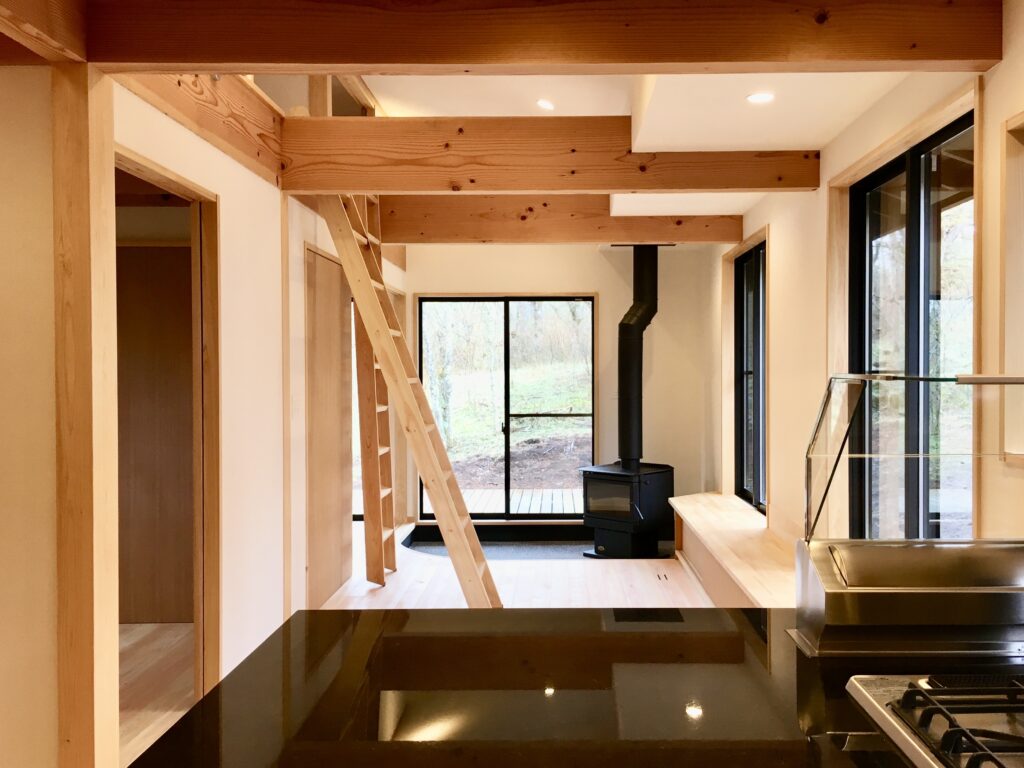 東京都世田谷区三軒茶屋・下北沢の住空間ギャラリー探彩工房　自然素材の家を２５年以上手掛けてきた探彩工房建築設計事務所が提案する、麻のオーダーカーテンと山野草・苔アートのギャラリーです。一級建築士が光と自然を感じる居心地の良い住空間をデザインし、日々の暮らしに安らぎと癒しをお届けします。