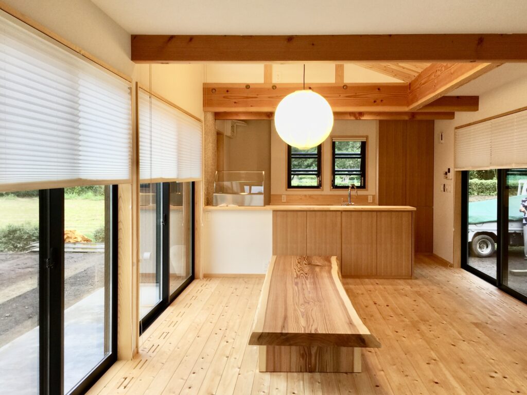 東京都世田谷区三軒茶屋・下北沢の住空間ギャラリー探彩工房　自然素材の家を２５年以上手掛けてきた探彩工房建築設計事務所が提案する、麻のオーダーカーテンと山野草・苔アートのギャラリーです。一級建築士が光と自然を感じる居心地の良い住空間をデザインし、日々の暮らしに安らぎと癒しをお届けします。