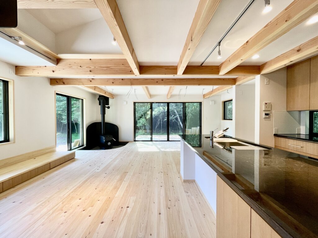 東京都世田谷区三軒茶屋・下北沢の住空間ギャラリー探彩工房　自然素材の家を２５年以上手掛けてきた探彩工房建築設計事務所が提案する、麻のオーダーカーテンと山野草・苔アートのギャラリーです。一級建築士が光と自然を感じる居心地の良い住空間をデザインし、日々の暮らしに安らぎと癒しをお届けします。