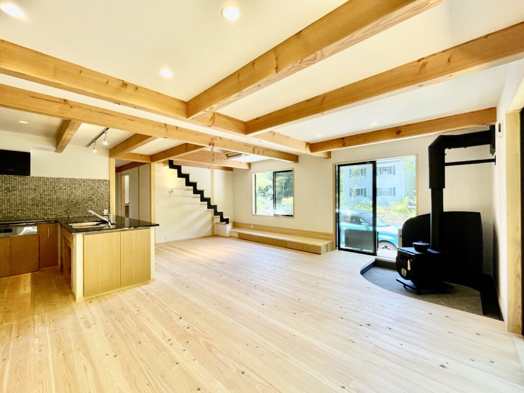 東京都世田谷区三軒茶屋・下北沢の住空間ギャラリー探彩工房　自然素材の家を２５年以上手掛けてきた探彩工房建築設計事務所が提案する、麻のオーダーカーテンと山野草・苔アートのギャラリーです。一級建築士が光と自然を感じる居心地の良い住空間をデザインし、日々の暮らしに安らぎと癒しをお届けします。