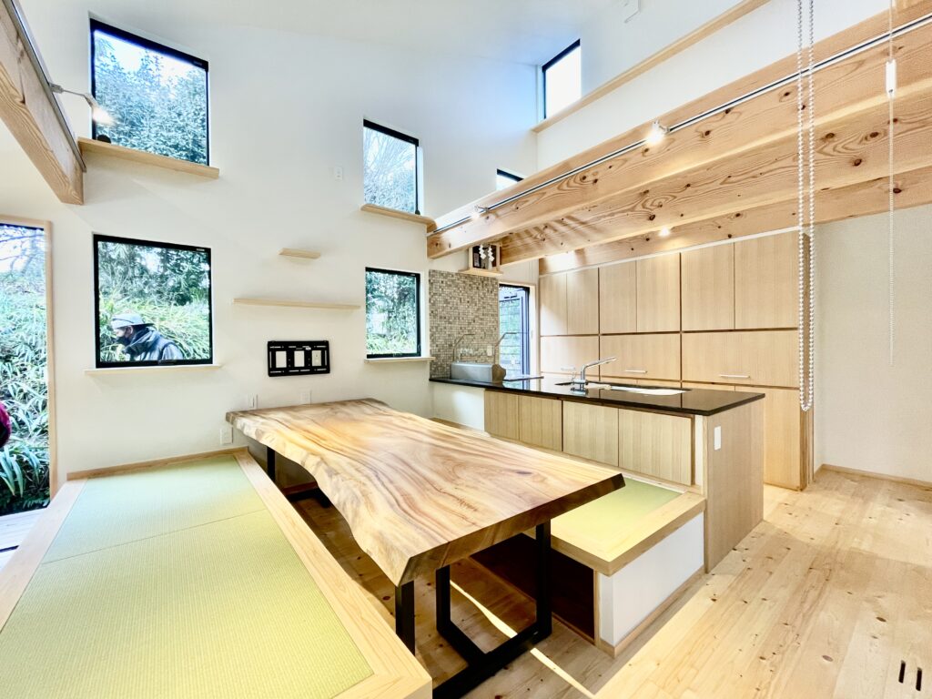 東京都世田谷区三軒茶屋・下北沢の住空間ギャラリー探彩工房　自然素材の家を２５年以上手掛けてきた探彩工房建築設計事務所が提案する、麻のオーダーカーテンと山野草・苔アートのギャラリーです。一級建築士が光と自然を感じる居心地の良い住空間をデザインし、日々の暮らしに安らぎと癒しをお届けします。