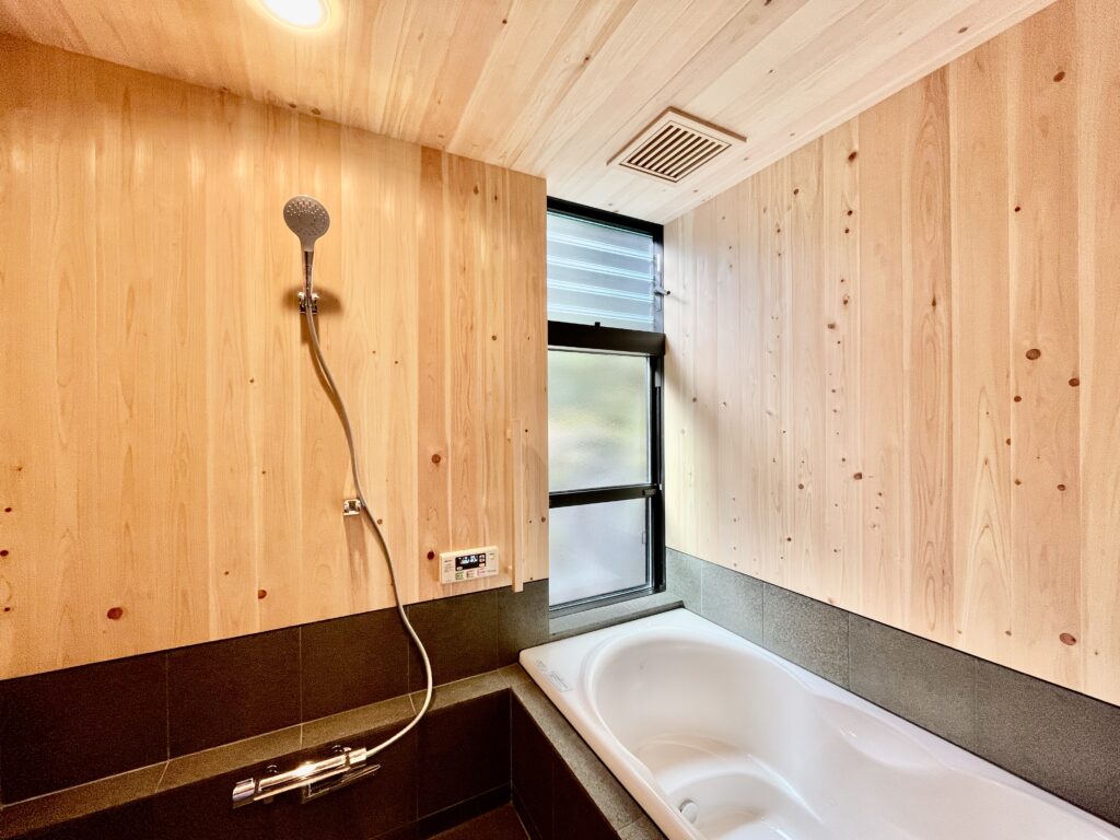 東京都世田谷区三軒茶屋・下北沢の住空間ギャラリー探彩工房　自然素材の家を２５年以上手掛けてきた探彩工房建築設計事務所が提案する、麻のオーダーカーテンと山野草・苔アートのギャラリーです。一級建築士が光と自然を感じる居心地の良い住空間をデザインし、日々の暮らしに安らぎと癒しをお届けします。