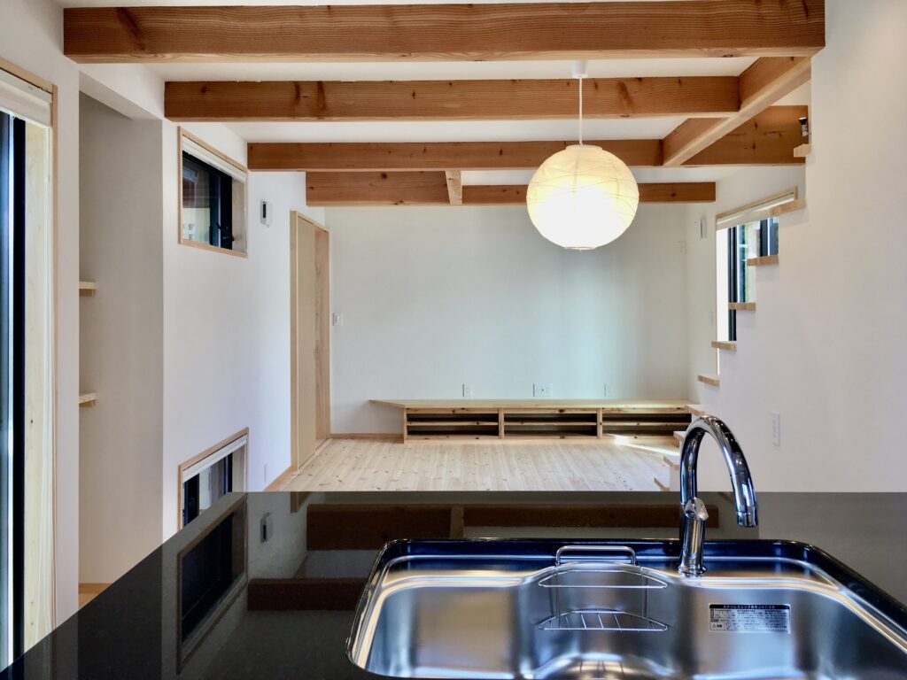 東京都世田谷区三軒茶屋・下北沢の住空間ギャラリー探彩工房　自然素材の家を２５年以上手掛けてきた探彩工房建築設計事務所が提案する、麻のオーダーカーテンと山野草・苔アートのギャラリーです。一級建築士が光と自然を感じる居心地の良い住空間をデザインし、日々の暮らしに安らぎと癒しをお届けします。