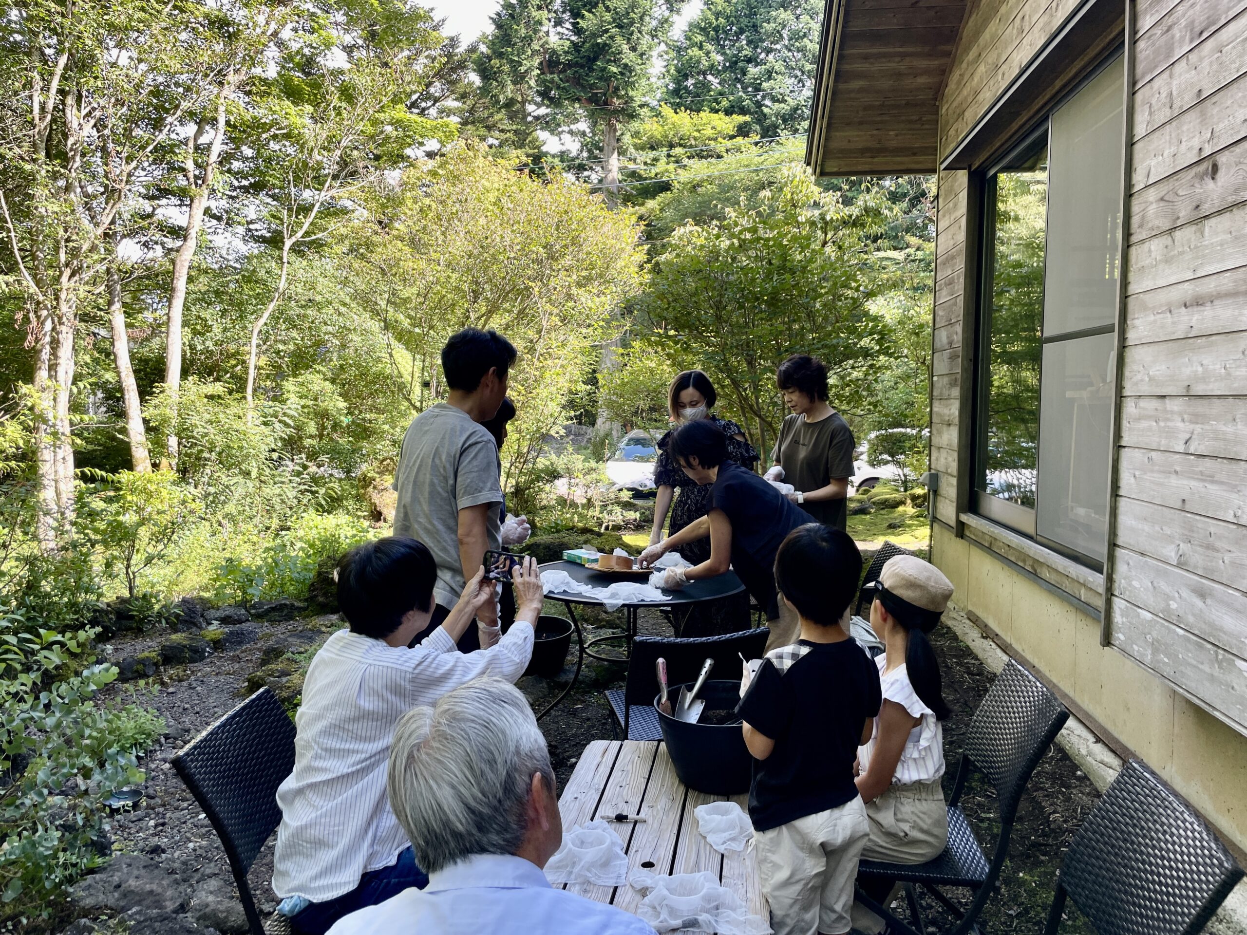 静岡県裾野市十里木高原別荘地のリゾートギャラリー&自然素材の家モデルハウス　苔玉づくりワークショップイベんのの様子