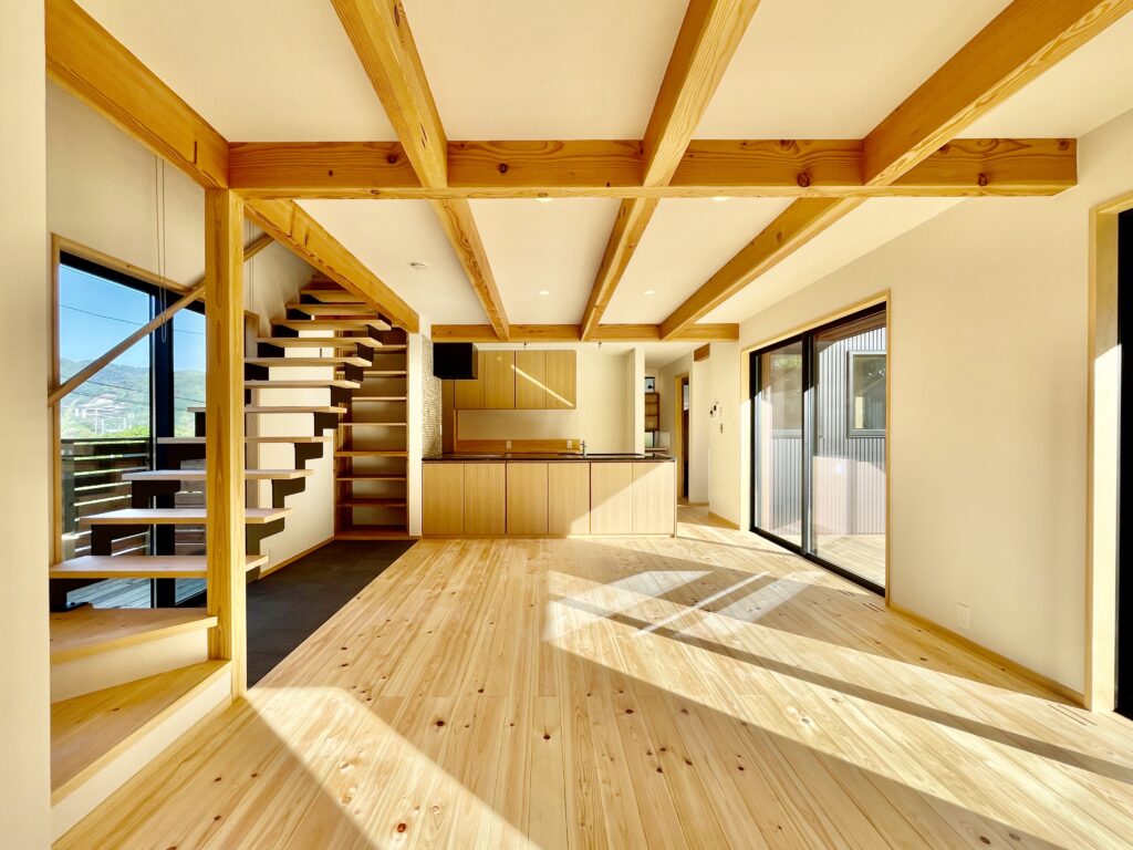東京都世田谷区三軒茶屋・下北沢の住空間ギャラリー探彩工房　自然素材の家を２５年以上手掛けてきた探彩工房建築設計事務所が提案する、麻のオーダーカーテンと山野草・苔アートのギャラリーです。一級建築士が光と自然を感じる居心地の良い住空間をデザインし、日々の暮らしに安らぎと癒しをお届けします。