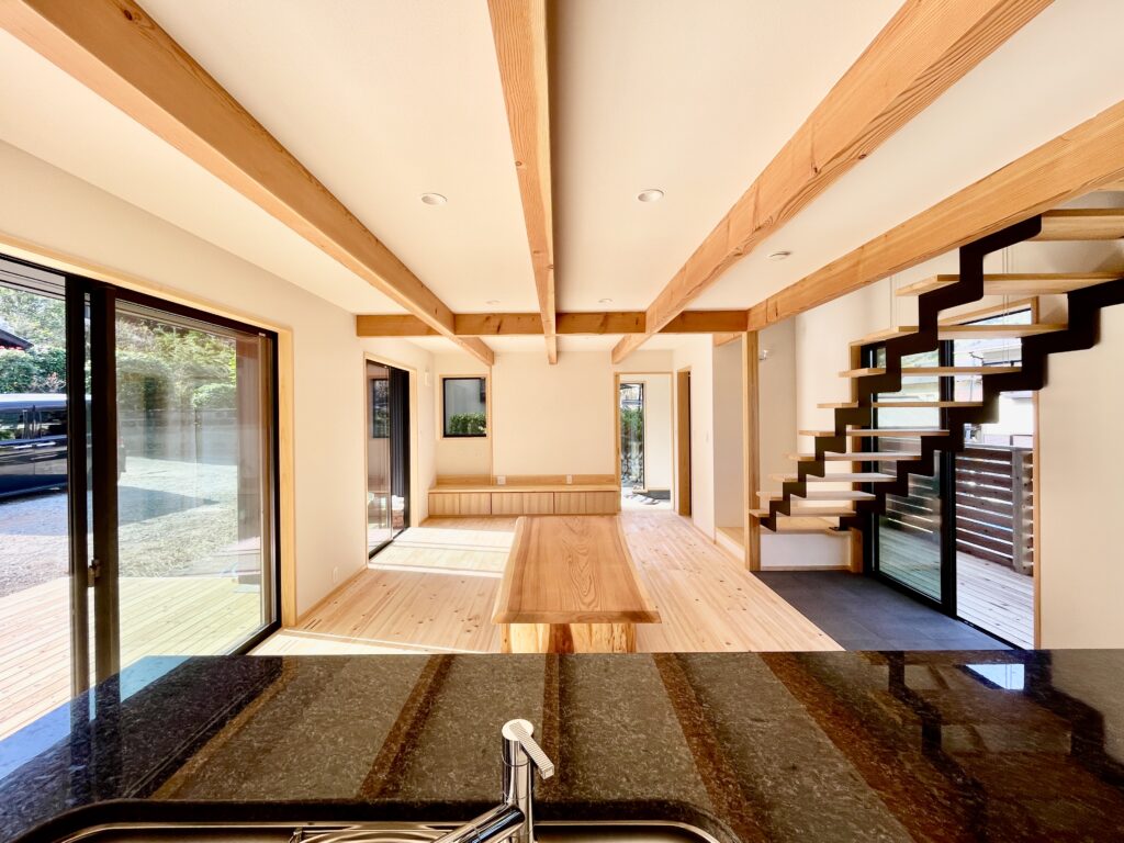 東京都世田谷区三軒茶屋・下北沢の住空間ギャラリー探彩工房　自然素材の家を２５年以上手掛けてきた探彩工房建築設計事務所が提案する、麻のオーダーカーテンと山野草・苔アートのギャラリーです。一級建築士が光と自然を感じる居心地の良い住空間をデザインし、日々の暮らしに安らぎと癒しをお届けします。