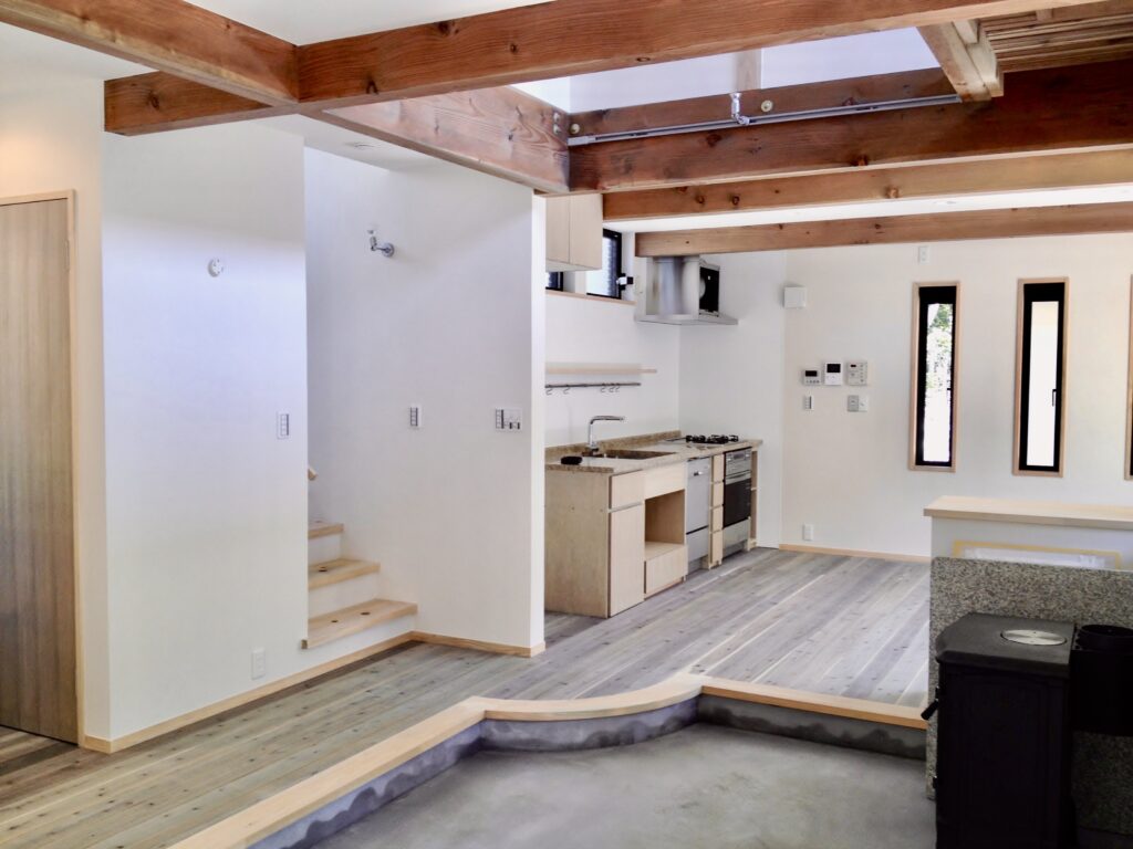 東京都世田谷区三軒茶屋・下北沢の住空間ギャラリー探彩工房　自然素材の家を２５年以上手掛けてきた探彩工房建築設計事務所が提案する、麻のオーダーカーテンと山野草・苔アートのギャラリーです。一級建築士が光と自然を感じる居心地の良い住空間をデザインし、日々の暮らしに安らぎと癒しをお届けします。