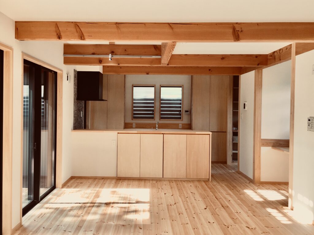 東京都世田谷区三軒茶屋・下北沢の住空間ギャラリー探彩工房　自然素材の家を２５年以上手掛けてきた探彩工房建築設計事務所が提案する、麻のオーダーカーテンと山野草・苔アートのギャラリーです。一級建築士が光と自然を感じる居心地の良い住空間をデザインし、日々の暮らしに安らぎと癒しをお届けします。