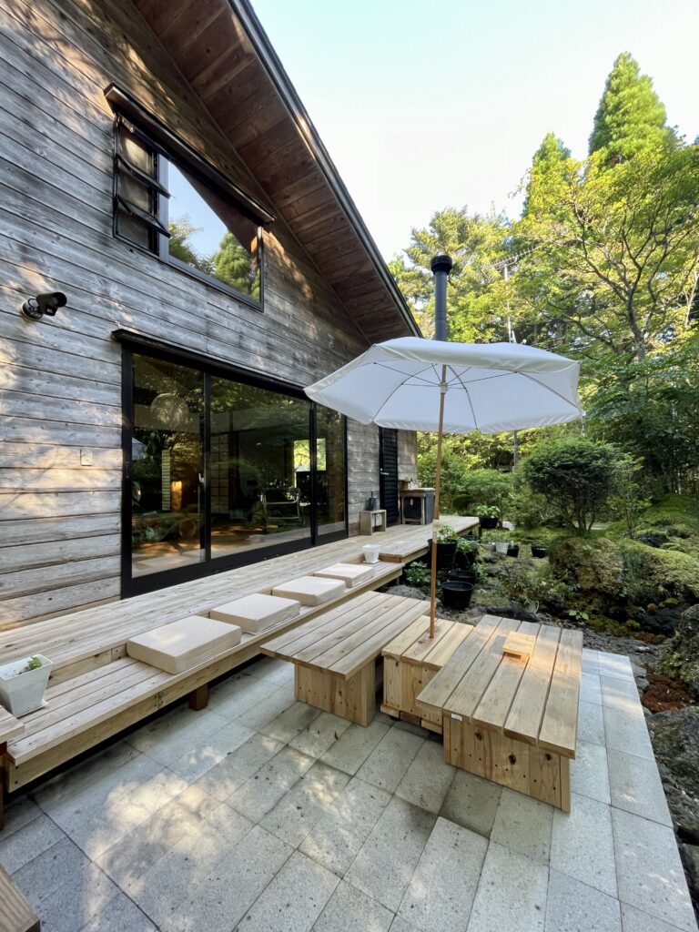 自然素材の家 別荘 注文住宅専門の一級建築士事務所探彩工房建築設計事務所 四季折々の表情をめせる苔と山野草