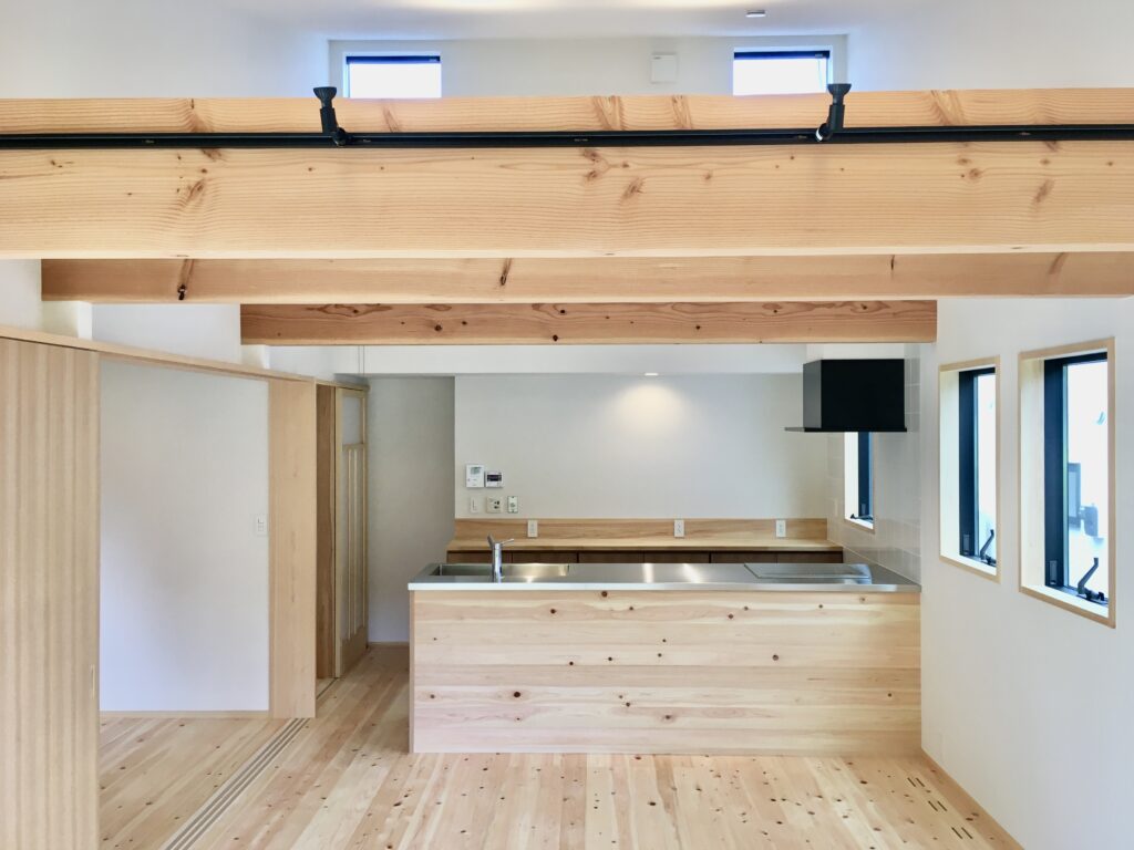 東京都世田谷区三軒茶屋・下北沢の住空間ギャラリー探彩工房　自然素材の家を２５年以上手掛けてきた探彩工房建築設計事務所が提案する、麻のオーダーカーテンと山野草・苔アートのギャラリーです。一級建築士が光と自然を感じる居心地の良い住空間をデザインし、日々の暮らしに安らぎと癒しをお届けします。
