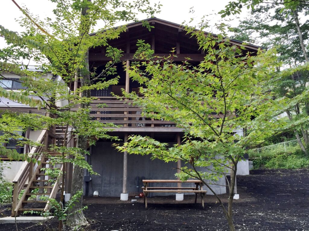 静岡県東部小山町須走別荘地に建築した富士山一望の平家の自然素材の家 アウトドアリビングダイニングの屋根付きウッドデッキから富士山一望 寝室はテレワーク・リモートワークなど在宅勤務がコーナーがありストレスなく仕事ができるように配慮した設計です 消臭調湿効果が高い珪藻土や無垢の木など天然素材で仕上げ東西南北からの通風と採光で明るく風通しのいい吹抜けのリビングです