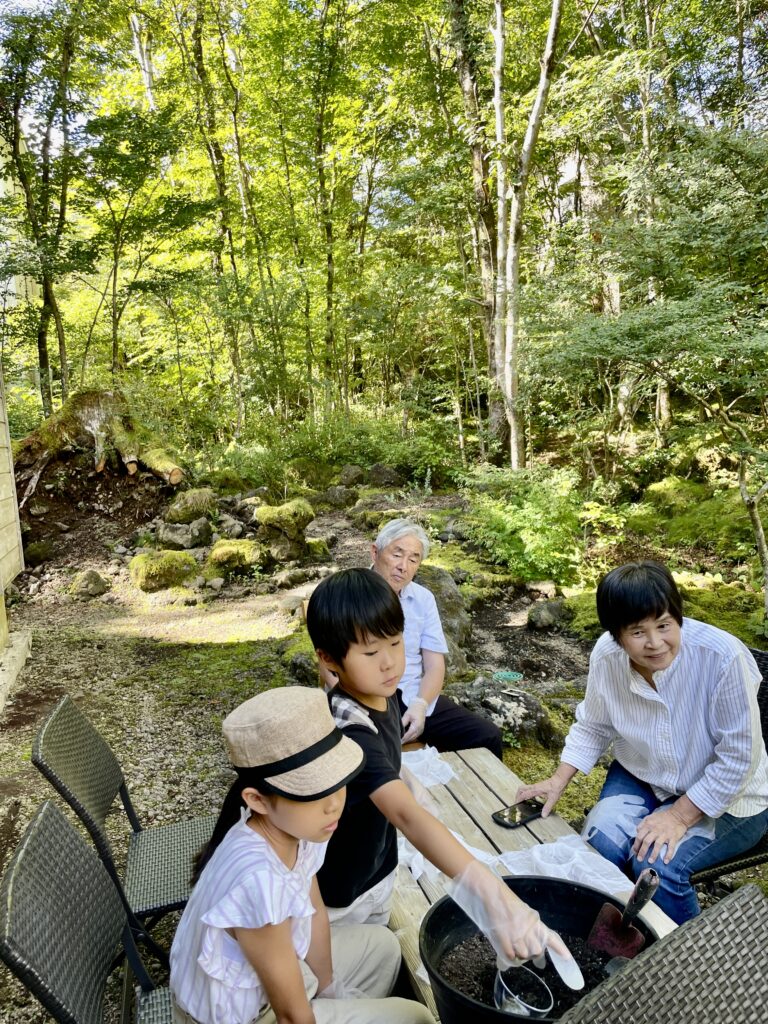 静岡県東部裾野市富士急十里木高原別荘地　富士山リゾートギャラリー&モデルハウスで苔玉づくり体験ワークショップ開催