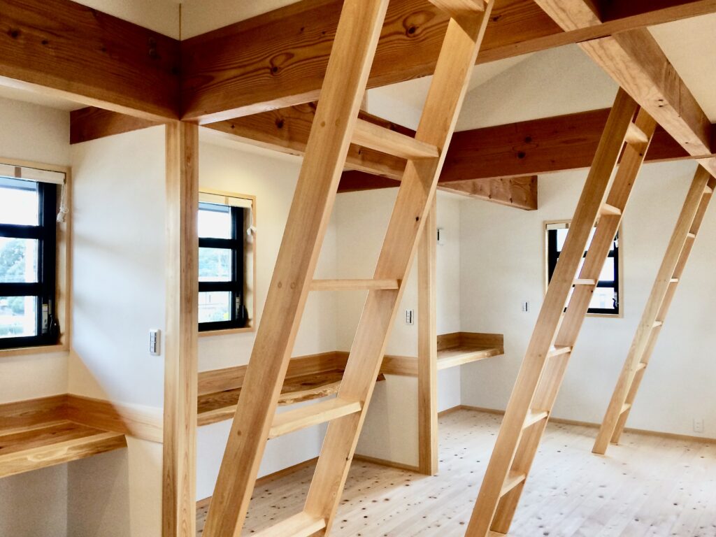 裾野市佐野に建築したソーラーシステムそよ風で床暖房するパッシブデザインのサステナブルな自然素材の家
画像はカウンター机を造り付けで作成したロフトがある子供室
成長に合わせ収納家具で間仕切りできる設計