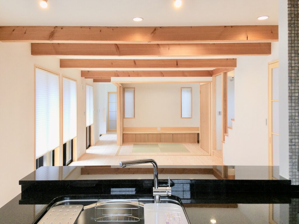 裾野市佐野に建築したソーラーシステムそよ風で床暖房するパッシブデザインのサステナブルな自然素材の家
画像は引き戸を閉めると客間になるリビング畳コーナーの