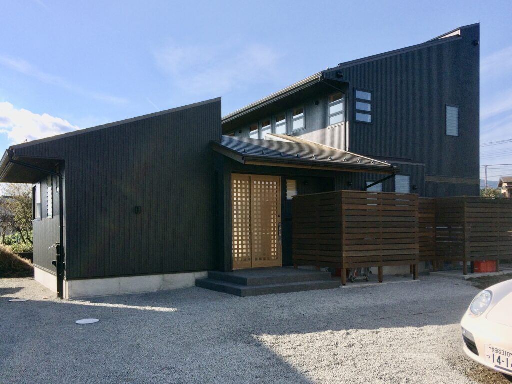 裾野市御宿に建築したソーラーシステムそよ風で床暖房するパッシブデザインのサステナブルな自然素材の家
画像はガルバリウムの外壁でシンプルモダンデザインの外観