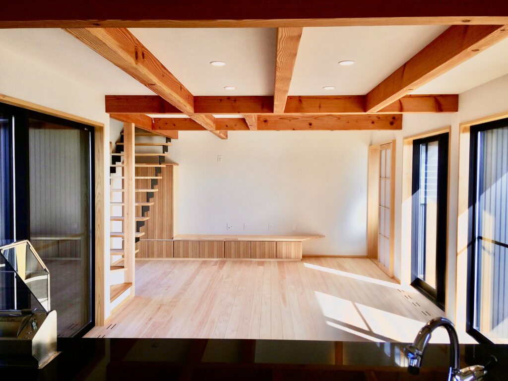 裾野市御宿に建築したソーラーシステムそよ風で床暖房するパッシブデザインのサステナブルな自然素材の家 画像は吹抜けのリビング