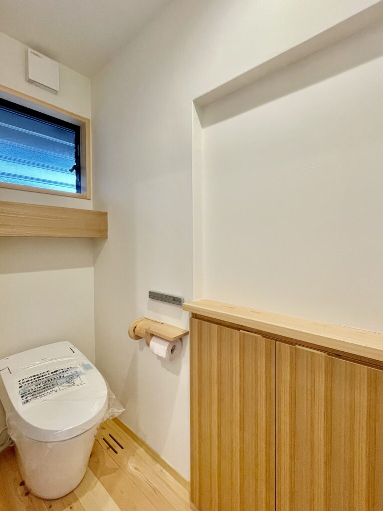 [山梨県八ヶ岳南麓北杜市長坂に建築したパッシブデザインの自然素材の家　建築設計施工事例] 　自然素材の家　別荘　注文住宅専門の建築設計事務所と建てるソーラーシステムそよ風で床暖房するサステナブルな環境共生住宅 画像は本棚やトイレットペーパー収納を造り付けで作成したトイレ