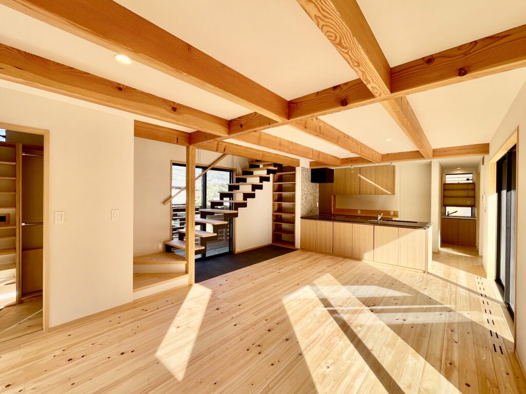 神奈川県山北町に建築した富士山一望のロフトの書斎、家事兼スタディーコーナーがあるパッシブデザインのサステナブルな自然素材の家。
全室壁天井は消臭調湿効果が高い珪藻土、床は無垢のパインフローリングなど天然素材仕上げ。
御影石の造作キッチンやキッチンシンクを組み込んだ造作洗面化粧台など造り付けで作成。収納は全室造り付けで作成。スッキリものが片付き使い勝手が良く快適で住み心地の良い注文住宅です。