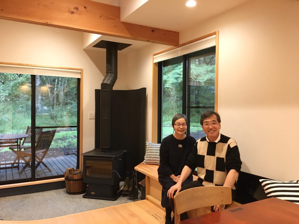 山梨県富士急山中湖畔別荘地に建築したソーラーシステムそよ風で床暖房するパッシブデザインのサステナブルな自然素材の家
自然素材の家　別荘　注文住宅専門の一級建築士事務所　探彩工房建築設計事務所と建てた屋根付きウッドデッキがある平家の別荘建築
画像は屋根付きウッドデッキとリビングロフトがある吹抜けのLDK
