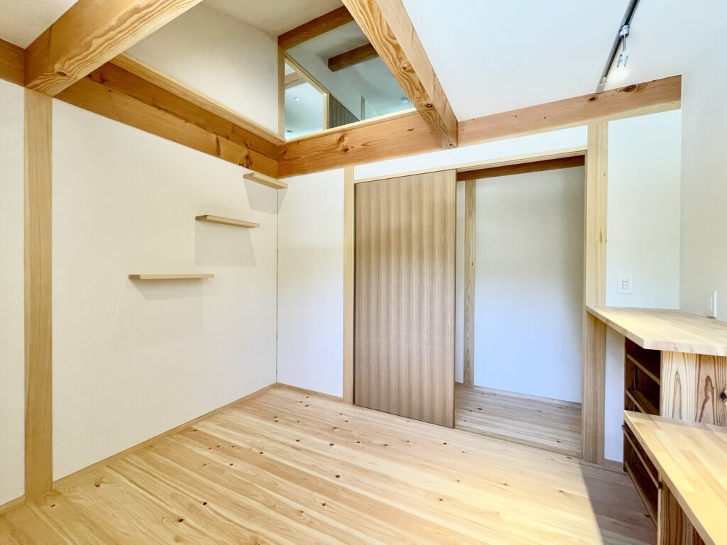 静岡県東部裾野市十里木高原に建築したソーラーシステムそよ風で床暖房するパッシブデザインのサステナブルな自然素材の家 ビルとインナーガレージ 広いウッドデッキ 富士山一望のロフト リビング土間に薪ストーブなど家の中もアウトドアも楽しめる環共生住宅 画像は猫階段とキャットウォークでロフトに出入りできる吹抜けの寝室 壁天井は消臭調湿効果が高い珪藻土、床は無垢の桧フローリング