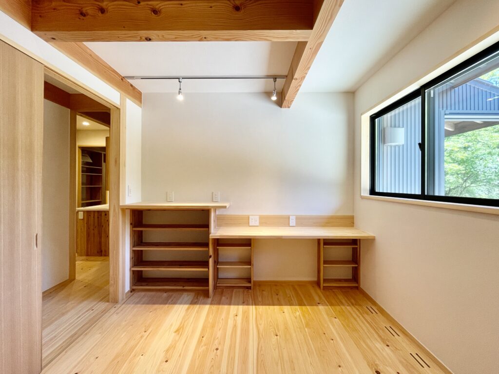 静岡県東部裾野市十里木高原に建築したソーラーシステムそよ風で床暖房するパッシブデザインのサステナブルな自然素材の家 ビルとインナーガレージ 広いウッドデッキ 富士山一望のロフト リビング土間に薪ストーブなど家の中もアウトドアも楽しめる環共生住宅 画像は猫階段とキャットウォークでロフトに出入りできる吹抜けの寝室 壁天井は消臭調湿効果が高い珪藻土、床は無垢の桧フローリング