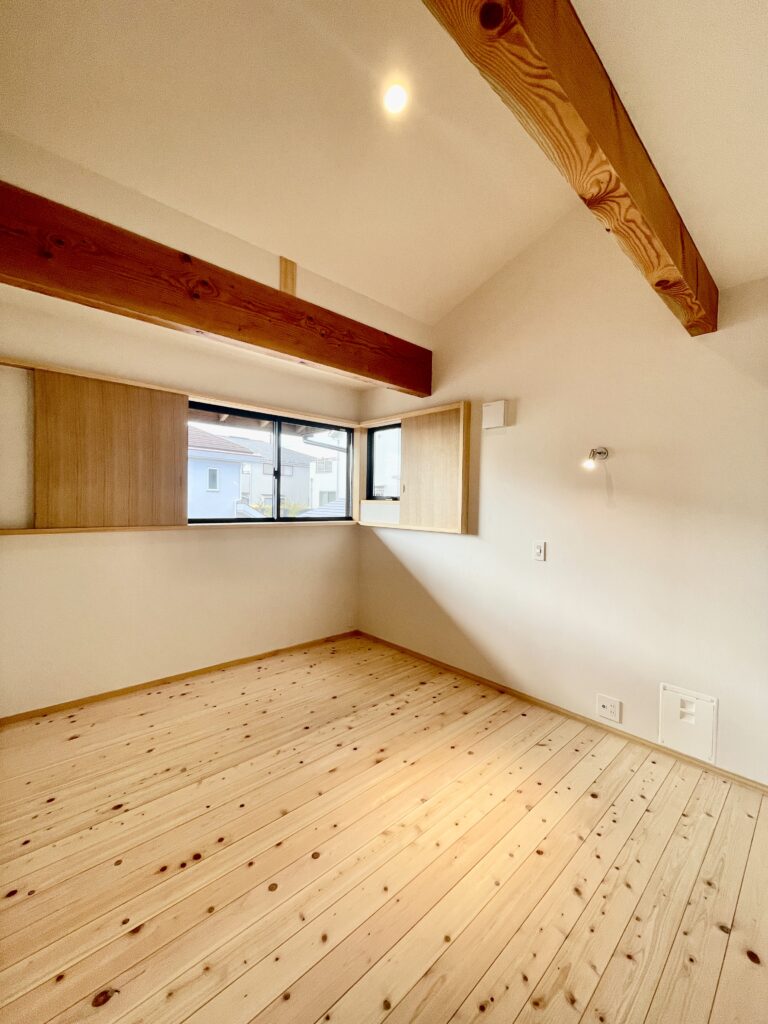 神奈川県鎌倉市西鎌倉に建築したL字型間取り設計の自然素材の家。夏や梅雨時は湿気や熱を排気し、冬は太陽熱で温めた外気を床下に送り換気をしながら床暖房するソーラーシステムそよ風で家中足元から暖かくします。壁天井は消臭調湿効果が高い珪藻土、床は桧フローリングなど天然素材仕上げ。自然素材とソーラーシステムそよ風の相乗効果で湿気が少なく夏涼しく冬暖かいパッシブデザインの環境共生住宅です。 全室収納は造り付けで作成したのでスッキリものが片付き使い勝手と住み心地がいいサステナブルハウス。 画像は２階の寝室。内側の引き戸を閉めると遮光できます。