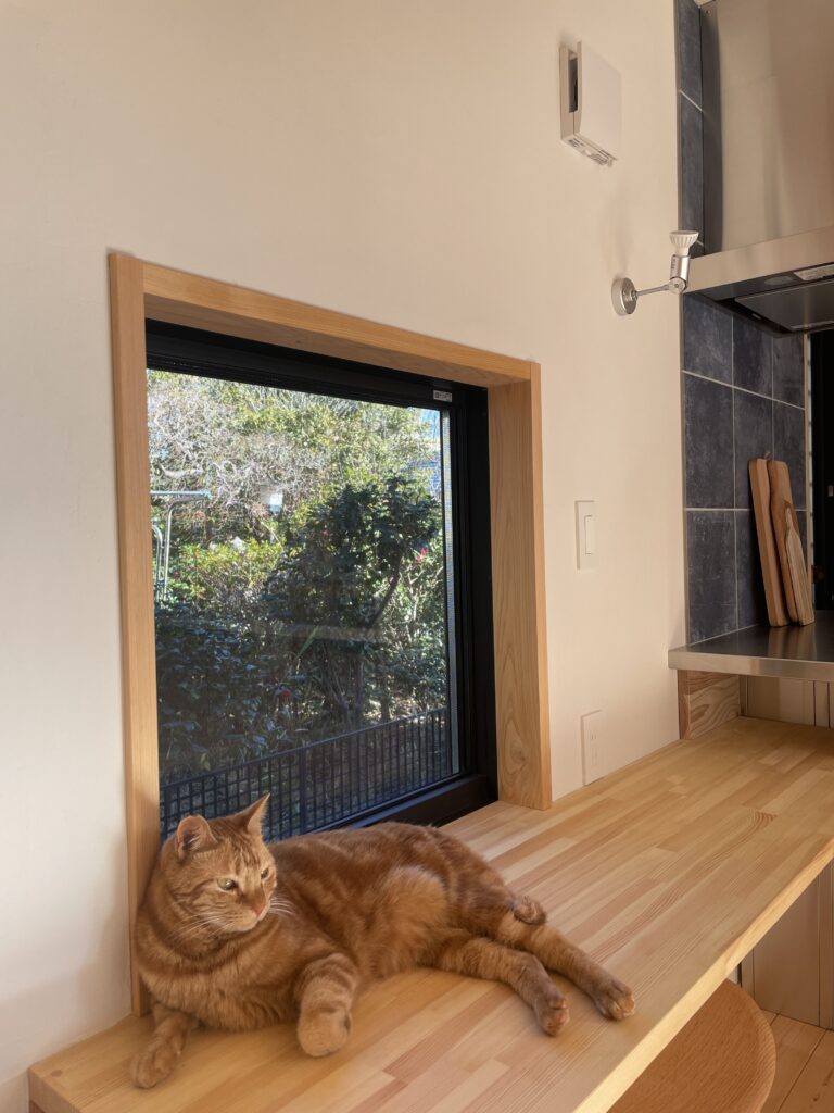 神奈川県鎌倉市西鎌倉に建築したL字型間取り設計の自然素材の家。夏や梅雨時は湿気や熱を排気し、冬は太陽熱で温めた外気を床下に送り換気をしながら床暖房するソーラーシステムそよ風で家中足元から暖かくします。壁天井は消臭調湿効果が高い珪藻土、床は桧フローリングなど天然素材仕上げ。自然素材とソーラーシステムそよ風の相乗効果で湿気が少なく夏涼しく冬暖かいパッシブデザインの環境共生住宅です。 全室収納は造り付けで作成したのでスッキリものが片付き使い勝手と住み心地がいいサステナブルハウス。 画像はキッチンと一体で作成した書斎兼家事コーナー。