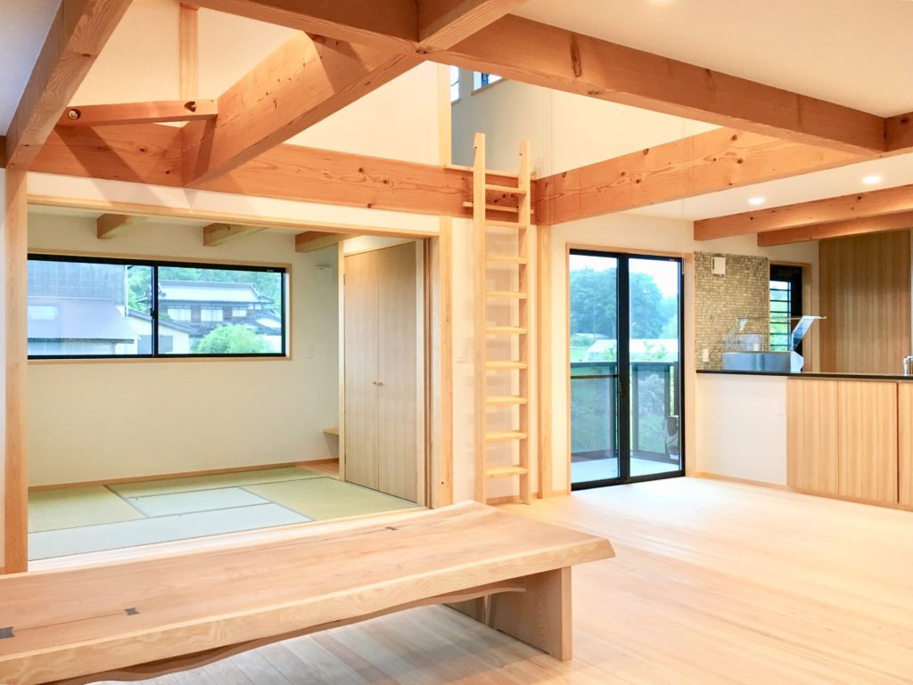 静岡県駿東郡小山町用沢に建築したソーラーシステムそよ風で床暖房する2階リビングの自然素材の家
東西南北と吹抜けの高窓からの通風と採光で明るく風通しのいいリビング
富士山一望のグレーチングのルーフバルコニー 引き込み戸を閉めると客間になる畳コーナー ロフトがあリます