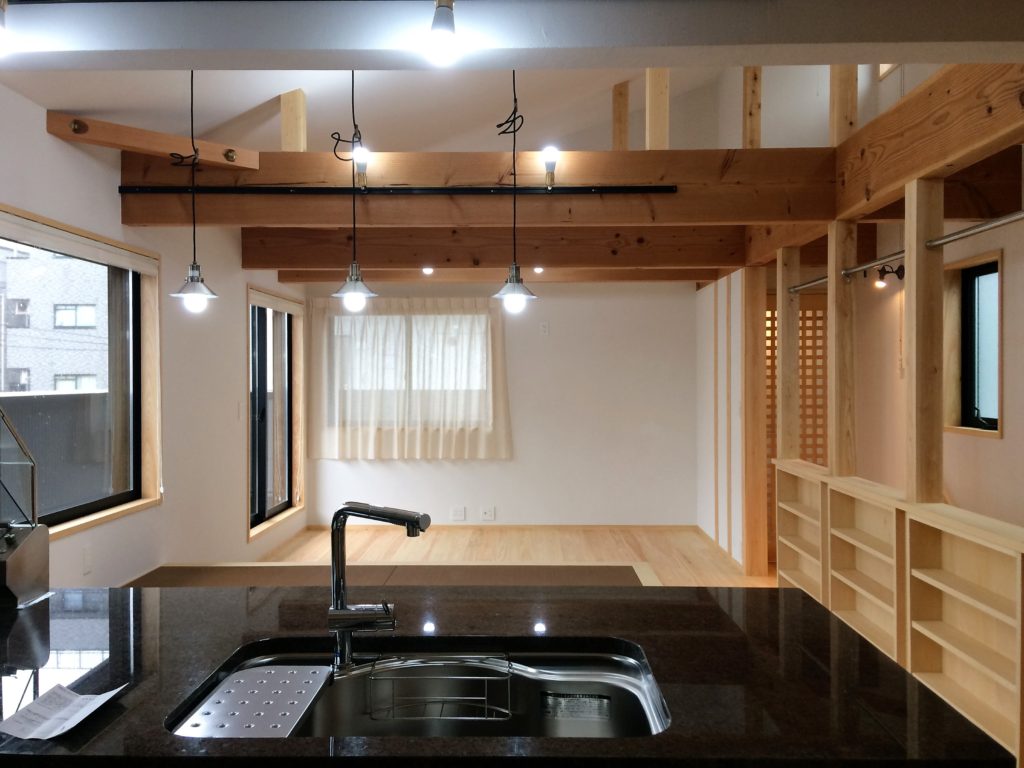 神奈川県横浜市保土ヶ谷区の２階リビングのソーラーシステムの自然素材の家の事例です。

ルーフバルコニーとお上がりの畳ベンチがある２階リビングの自然素材の家です。

ロフトと造り付けの本棚やカウンター机がある書斎と家事コーナーなど在宅ワークスペースがあります。

造り付けで作成した御影石のキッチン。

パントリー 収納　食器棚も造り付けで作成しています。

