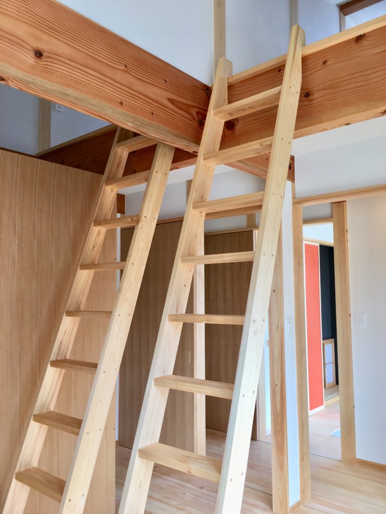 裾野市佐野に建築した平家でパッシブデザインの自然素材の家
ロフトがあり造り付け収納家具で間仕切りできる子供部屋