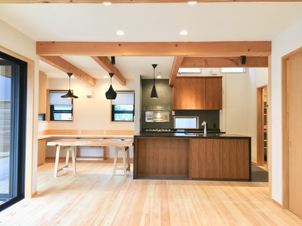 裾野市佐野に建築したパッシブデザインの自然素材の家
御影石ワークトップのアイランド式造作キッチン
ガレージがらパントリーを経由してキッチンに出入りできます