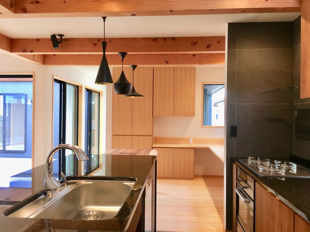 裾野市佐野に建築した２台分のガレージがあるパッシブデザインの自然素材の家
御影石ワークトップの造作キッチンに隣接した家事コーナー