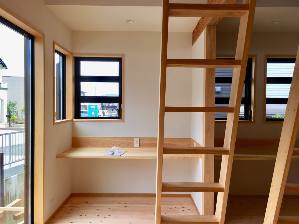 裾野市佐野に建築した平家で2台分のガレージがあるパッシブデザインの自然素材の家
カウンターテーブルを作りつで作成したロフトがある子供部屋