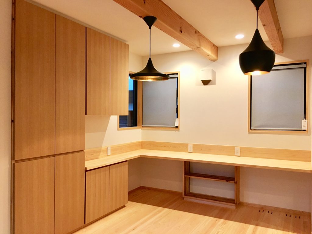 裾野市佐野に建築した2台分のガレージがあるパッシブデザインの自然素材の家
御影石ワークトップの造作キッチン
II列型対面式アイランドキッチン