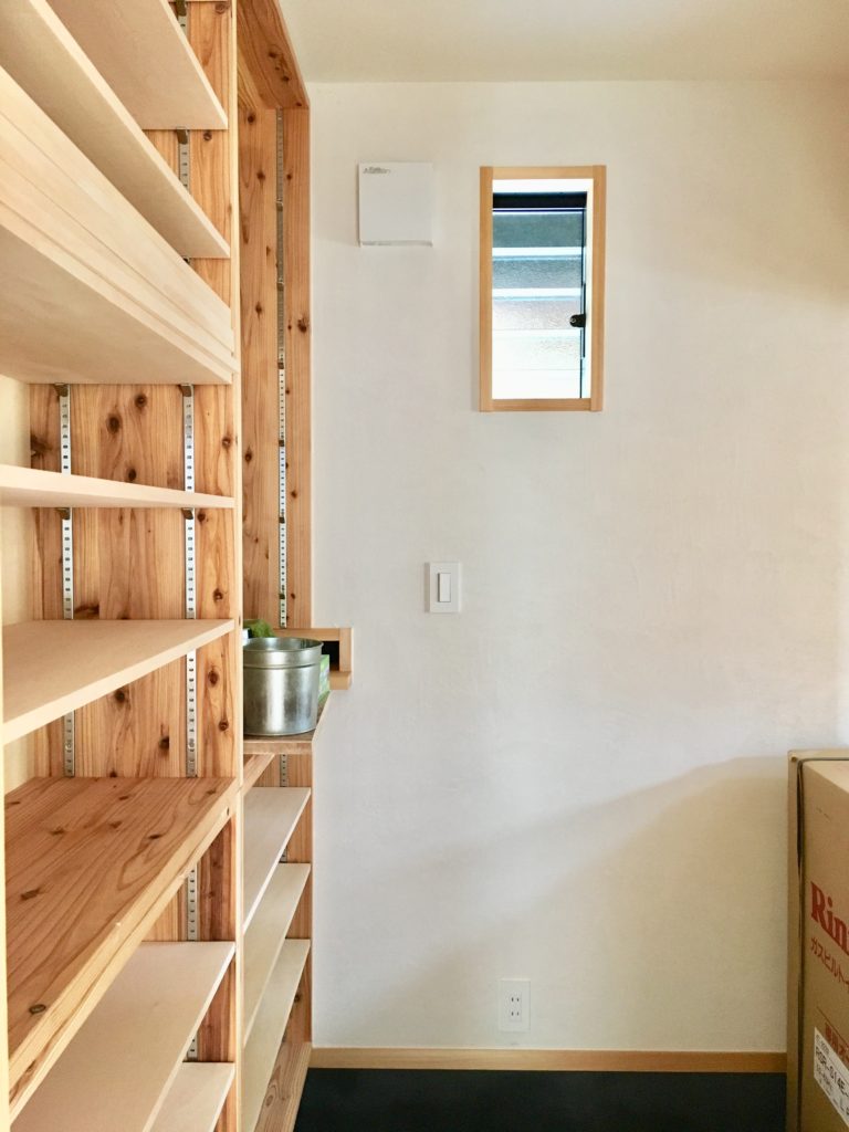 裾野市佐野に建築した平家で2台分のガレージがあるパッシブデザインの自然素材の家
シューズクロークは玄関続きの土間とリビングの両方から出入りできる回遊性のある設計