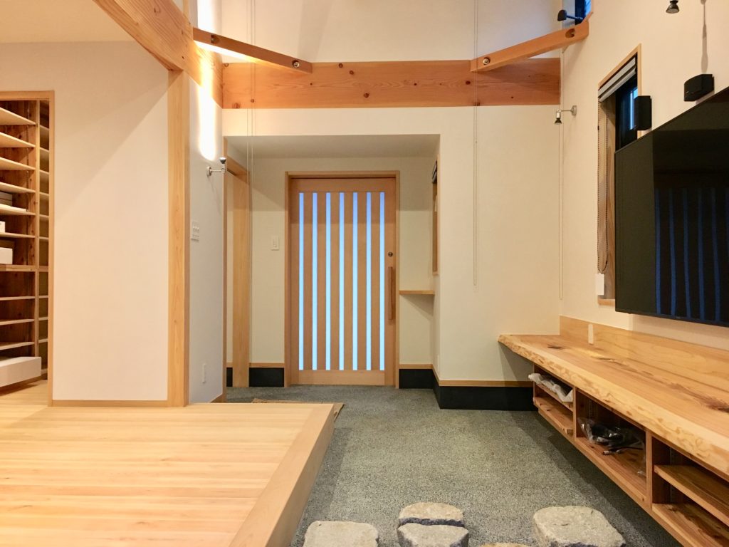 裾野市佐野に建築したパッシブデザインの自然素材の家
木製引戸の玄関ドア
玄関土間はシューズクローゼットに出入りできます