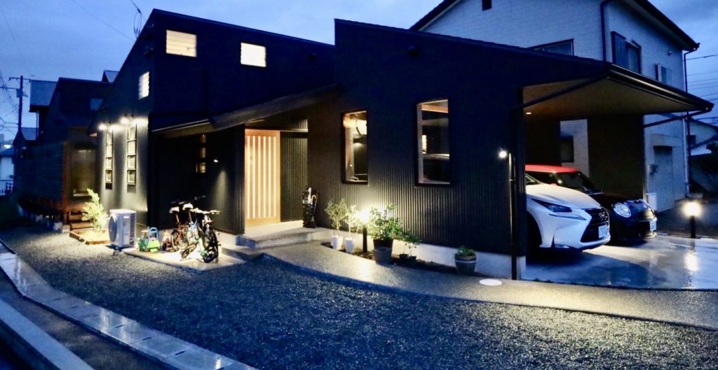 裾野市佐野に建築した平家のパッシブデザインの自然素材の家
2台分のビルトインガレージとLDK プライベートスペースをゾーン分けした間取り設計
外は縦ストライプのガルバリウムの外壁でシンプルモダンデザイン、インテリアは表しの梁など和風モダンデザイン住宅です