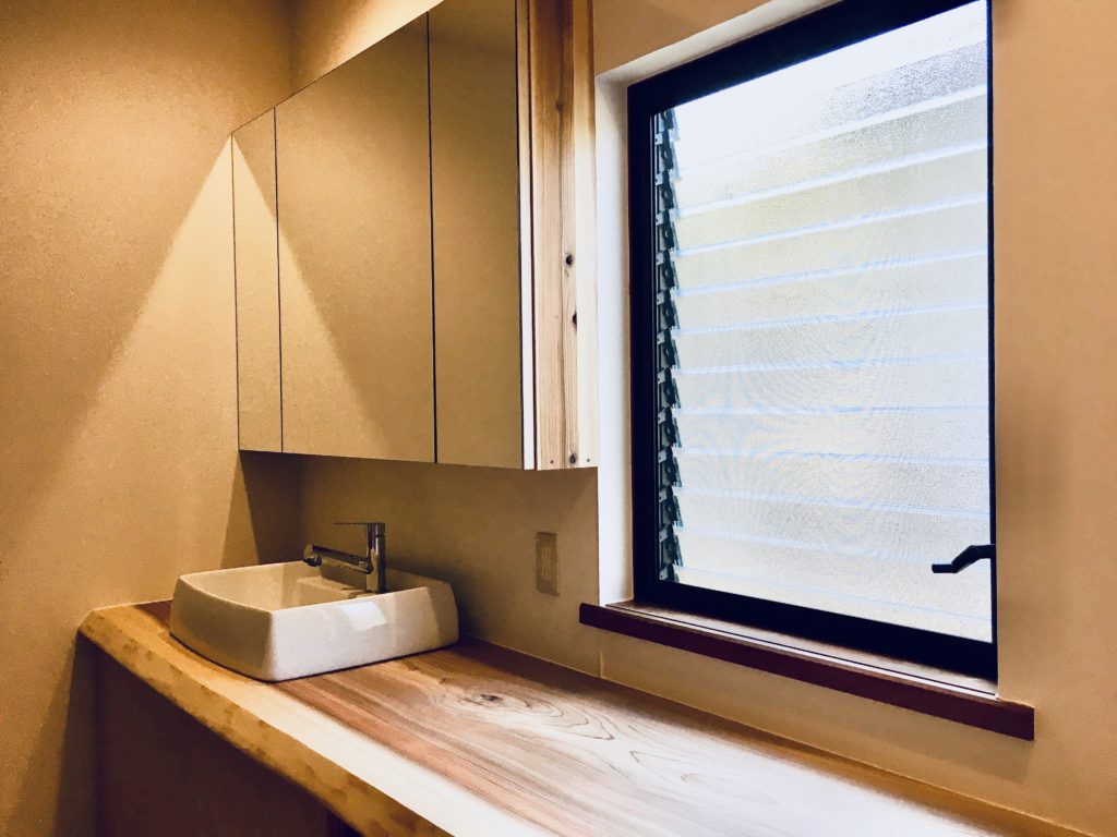 裾野市千福が丘の築２５年のハウスメーカーで建てた家を自然素材でリフォーム・リノベーション
画像は耳付きの無垢板のカウンターで作成した造作洗面化粧台