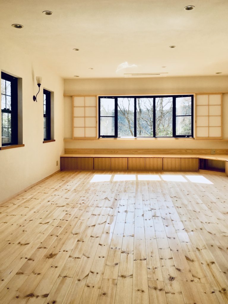裾野市千福が丘の築25年のハウスメーカーで建てた家を自然素材でリフォーム・リノベーション
画像は出窓に引き込み障子を取り付けテレビ台を造り付けで作成したリビング