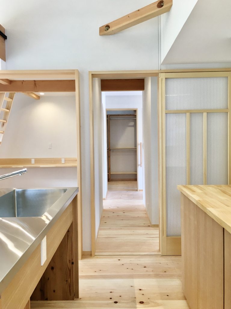 静岡県駿東郡小山町わさび平別荘地に建築したビルトインガレージとウッドデッキの中庭がある平家の自然素材の家。
全室壁天井は消臭調湿効果が高い珪藻土、床は桧フローリングなど天然素材仕上げ。気候風土を考慮したパッシブデザイン設計で明るく風通しのいいサステナブル住宅。全室造り付け収納を作成、すっきり物が片付き使い勝手のいい注文住宅です。
画像はステンレスワークトップの造作キッチンと食器棚
お施主様の要望でシンクは深めにしています
