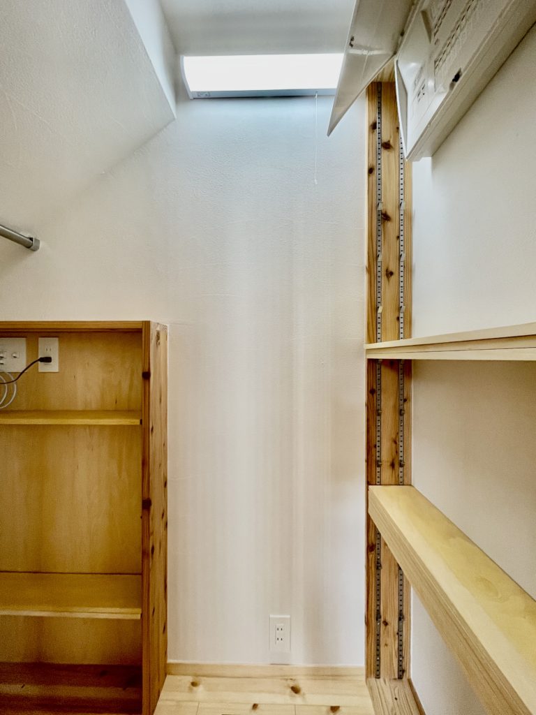 御殿場市深沢に建築したソーラーシステムそよ風で床暖房する富士山一望の2階リビングの自然素材の家
夏や梅雨時は湿気や熱を排気し、冬は太陽熱で温めた外気を床下に送り換気をしながら床暖房するソーラーシステムそよ風で家中足元から暖かくします。
太陽の熱 光 風の流れ 気候風土を考慮したパッシブデザイン設計で明るく風通しのいい爽やかなサステナブル住宅。
全室壁天井は消臭調湿効果が高い珪藻土、床は無垢のパインフローリングなど天然素材仕上げ。
自然素材とソーラーシステムそよ風の相乗効果で湿気が少なく夏涼しく冬暖かい環境共生住宅です。
全室造り付け収納を作成、スッキリ物が片付き使い勝手と住み心地のいい無垢の木の家
収納棚を造り付けで作成
テレビブースターやWi-Fiルーターもまとめて設置できるように配慮した階段下収納室