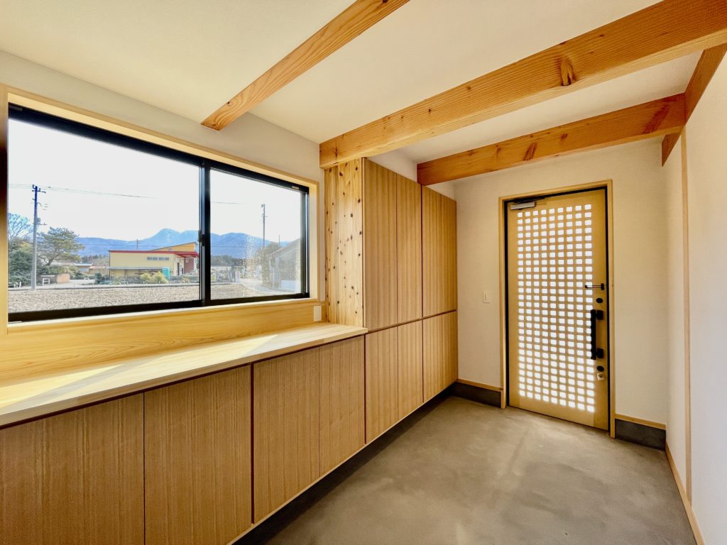 御殿場市深沢に建築したソーラーシステムそよ風で床暖房する富士山一望の2階リビングの自然素材の家
夏や梅雨時は湿気や熱を排気し、冬は太陽熱で温めた外気を床下に送り換気をしながら床暖房するソーラーシステムそよ風で家中足元から暖かくします。
太陽の熱 光 風の流れ 気候風土を考慮したパッシブデザイン設計で明るく風通しのいい爽やかなサステナブル住宅。
全室壁天井は消臭調湿効果が高い珪藻土、床は無垢のパインフローリングなど天然素材仕上げ。
自然素材とソーラーシステムそよ風の相乗効果で湿気が少なく夏涼しく冬暖かい環境共生住宅です。
全室造り付け収納を作成、スッキリ物が片付き使い勝手と住み心地のいい無垢の木の家
画像は木の格子の玄関ドアと造り付けで作成した大容量の玄関収納