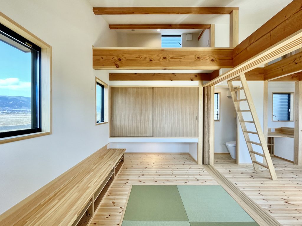 御殿場市深沢に建築したソーラーシステムそよ風で床暖房する富士山一望の2階リビングの自然素材の家
夏や梅雨時は湿気や熱を排気し、冬は太陽熱で温めた外気を床下に送り換気をしながら床暖房するソーラーシステムそよ風で家中足元から暖かくします。
太陽の熱 光 風の流れ 気候風土を考慮したパッシブデザイン設計で明るく風通しのいい爽やかなサステナブル住宅。
全室壁天井は消臭調湿効果が高い珪藻土、床は無垢のパインフローリングなど天然素材仕上げ。
自然素材とソーラーシステムそよ風の相乗効果で湿気が少なく夏涼しく冬暖かい環境共生住宅です。
全室造り付け収納を作成、スッキリ物が片付き使い勝手と住み心地のいい無垢の木の家。
画像は引戸を閉めると客間になるロフトがあるリビング畳コーナー