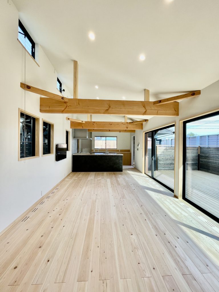 静岡県裾野市佐野に建築したルーフバルコニーと広いウッドデッキの中庭があるパッシブデザインの自然素材の家
全室壁天井は消臭調湿効果が高い珪藻土、床は無垢の桧フローリングなど天然素材仕上げ。
気候風土を考慮したパッシブデザイン設計で明るく風通しのいいサステナブル住宅
ロフトやルーフバルコニーから富士山が一望!
全室造り付け収納を作成、スッキリ物が片付き使い勝手のいい注文住宅です。
レッドシダー仕上げのゲートやウッドデッキの木の目隠し塀などプライバシーを確保しながらアウトドアライフを満喫できるよう配慮した間取り設計です
画像は3方向と吹抜けの高窓からの通風と採光で明るく風通しの良い吹抜けのリビング
木の塀で目隠ししたウッドデッキの中庭に隣接
近隣からの視線を気にすることなく家の中も外も楽しめます