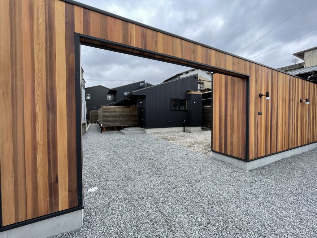 静岡県裾野市佐野に建築したルーフバルコニーと広いウッドデッキの中庭があるパッシブデザインの自然素材の家
全室壁天井は消臭調湿効果が高い珪藻土、床は無垢の桧フローリングなど天然素材仕上げ。
気候風土を考慮したパッシブデザイン設計で明るく風通しのいいサステナブル住宅
ロフトやルーフバルコニーから富士山が一望!
全室造り付け収納を作成、スッキリ物が片付き使い勝手のいい注文住宅です。
レッドシダー仕上げのゲートやウッドデッキの木の目隠し塀などプライバシーを確保しながらアウトドアライフを満喫できるよう配慮した間取り設計です