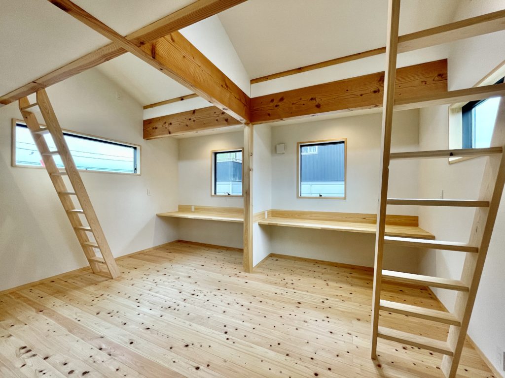 静岡県裾野市佐野に建築したルーフバルコニーと広いウッドデッキの中庭があるパッシブデザインの自然素材の家
全室壁天井は消臭調湿効果が高い珪藻土、床は無垢の桧フローリングなど天然素材仕上げ。
気候風土を考慮したパッシブデザイン設計で明るく風通しのいいサステナブル住宅
ロフトやルーフバルコニーから富士山が一望!
全室造り付け収納を作成、スッキリ物が片付き使い勝手のいい注文住宅です。
レッドシダー仕上げのゲートやウッドデッキの木の目隠し塀などプライバシーを確保しながらアウトドアライフを満喫できるよう配慮した間取り設計です
画像は成長に合わせ造り付け収納家具で間仕切りできる子供部屋